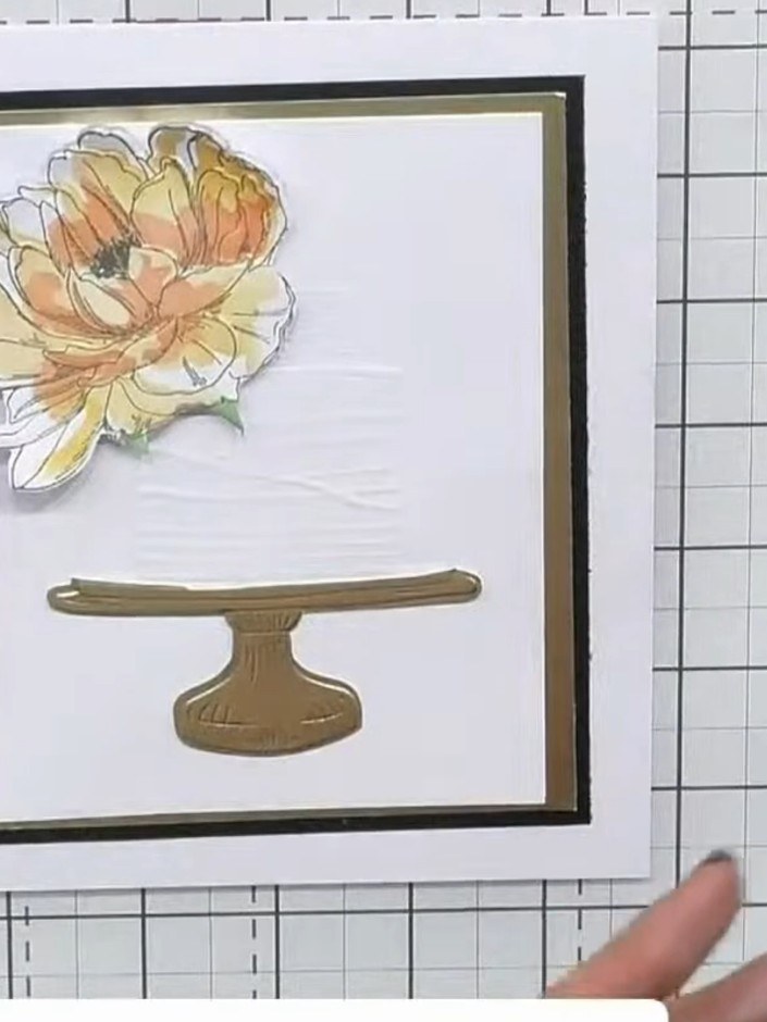 Tarjeta de pastel con cartulina dorada y paper piecing - the finished project