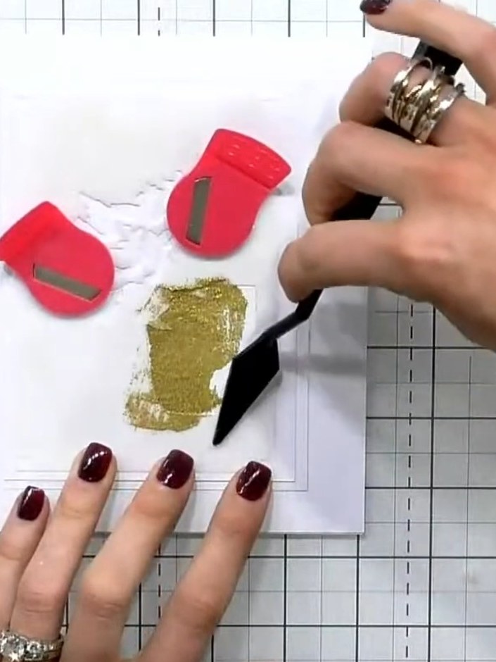 Step 3: Coloca encima de tu tarjeta con embossing un esténcil que muestre solo el frasco de perfume. Ensure the stencil is