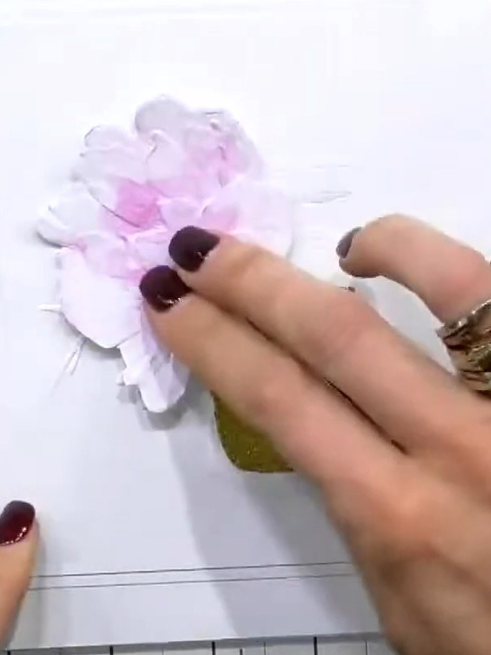 Step 6: Recorta a mano una flor en cartulina rosa pálido o en cartulina pintada con acuarela. Position the flower onto your card ba