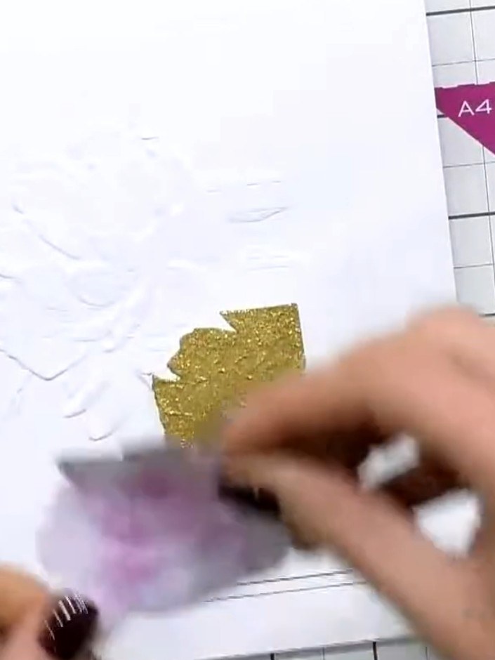 Step 7: Pega la capa de flor recortada a mano sobre el diseño con embossing para darle todavía más dimensión. Position it car