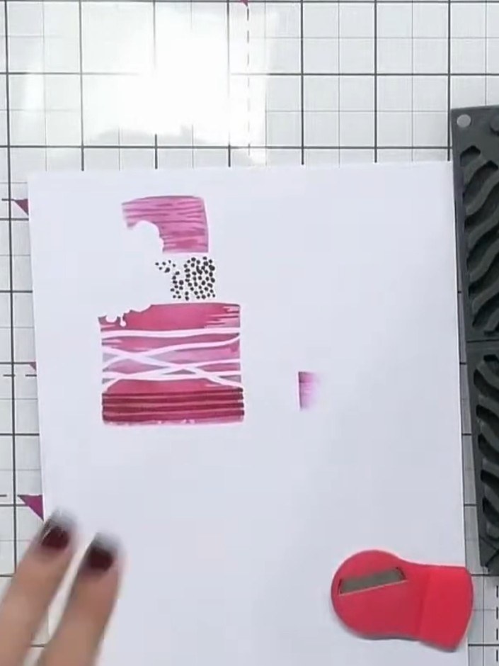 Step 7: Corta el pastel estampado con el troquel de contorno a juego para agregar un borde de un milímetro alrededor del diseño.