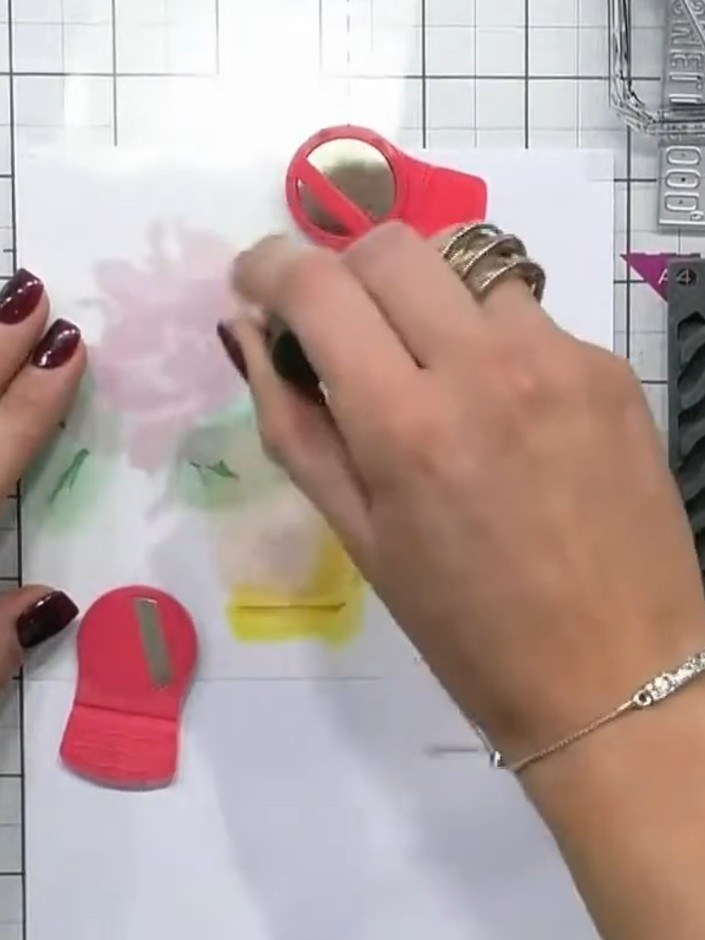 Step 7: Mete el diseño troquelado en la carpeta de embossing 3D, alineándolo con cuidado. Ensure the design is positioned
