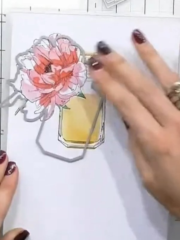 Tarjeta de frasco de perfume con esténciles Quattro D y acuarela - the finished project
