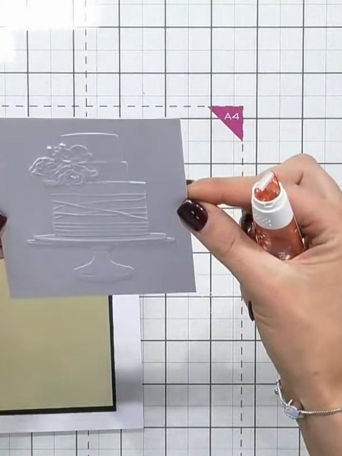 Step 1: Coloca tu cartulina blanca dentro de la carpeta de embossing 3D, alineándola con cuidado. Ensure the cardstock is positi