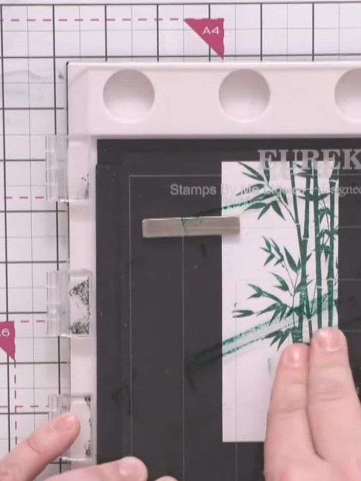 Step 6: Estampa la imagen del bambú sobre cartulina blanca con tinta verde. Coloca el sello para crear la composición que quieras.