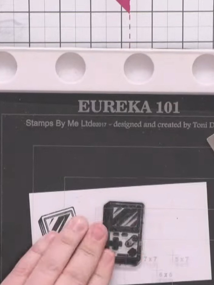 Step 10: Estampa tres imágenes de consolas de videojuegos portátiles en retazos de cartulina blanca con tinta negra. Use the game console stamp fr