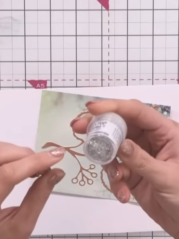 Step 6: Sacude el exceso de polvo con brillantina de vuelta al envase para no desperdiciarlo y mantener ordenada tu área de trabajo.