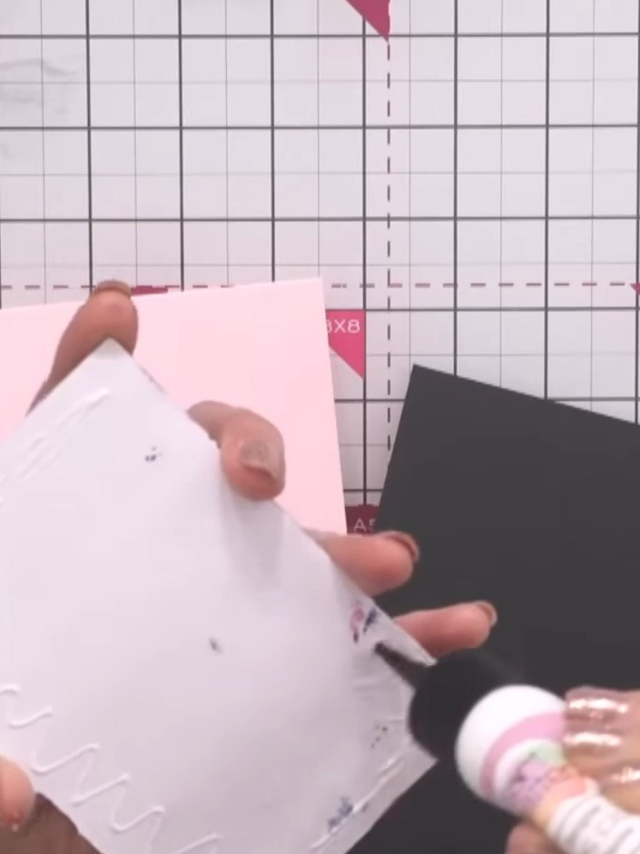 Step 2: Con una barra de pegamento, aplica bastante pegamento en la parte de atrás de tu pieza de hoja con embossing.