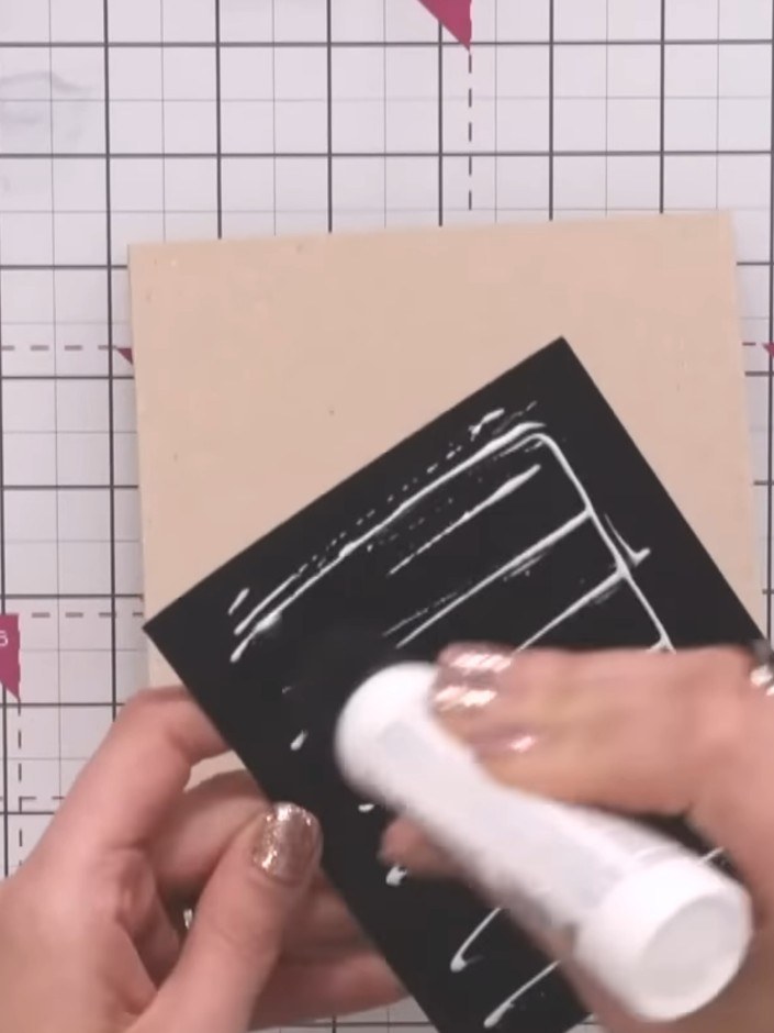 Step 5: Corta una tira de cinta washi con frase del tamaño que necesites para que encaje con el diseño de tu tarjeta.