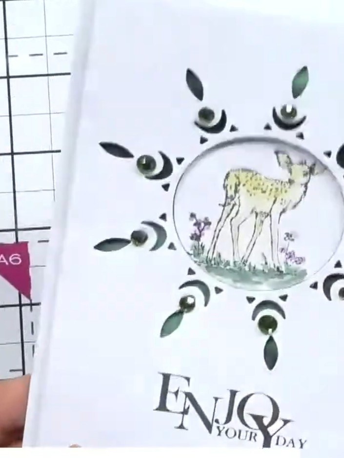 Tarjeta con ventana en relieve blanco sobre blanco con el troquel Timeless Stitch - the finished project