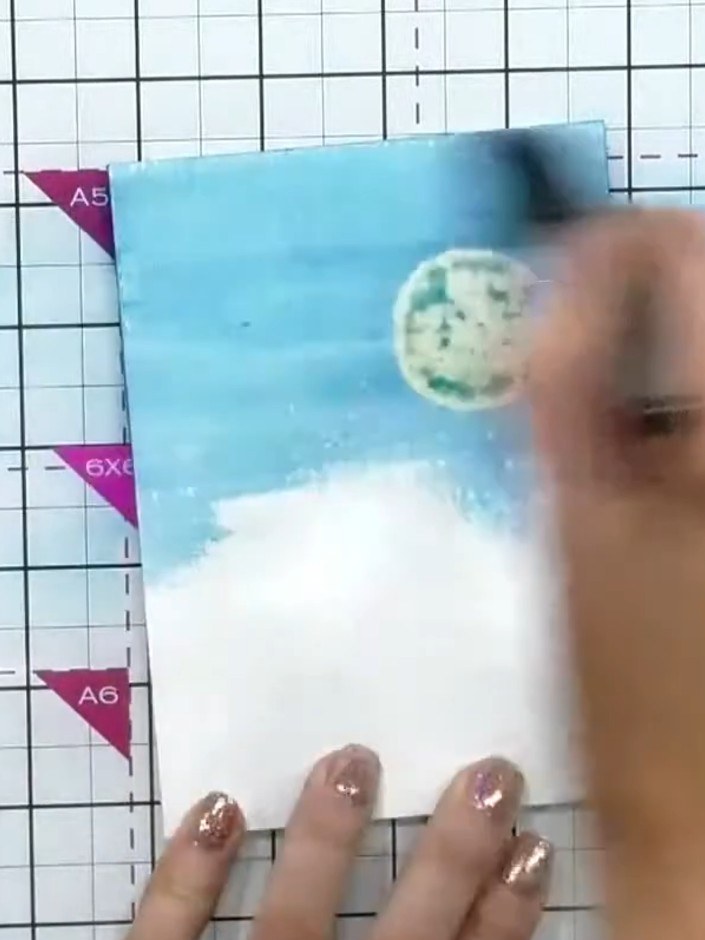 Step 1: Con un pincel plano para acuarela, humedece un trozo de cartulina blanca con agua limpia.