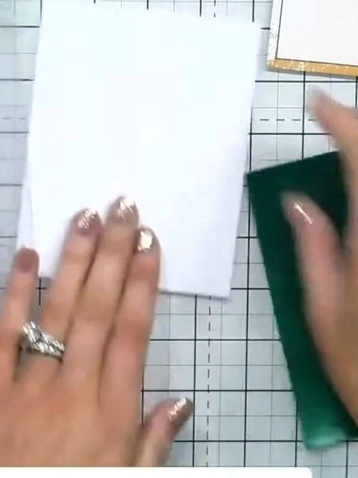 Step 2: Retira la película protectora de la hoja de acetato para descubrir la superficie cristalina que hay debajo.