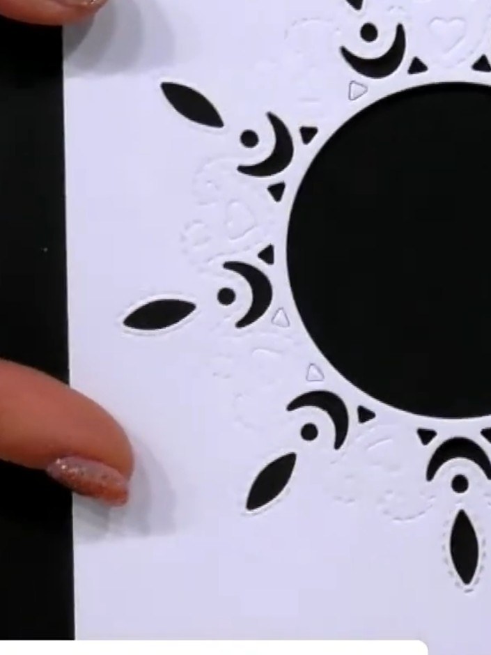 Step 2: Estampa la imagen del arco en cascada 'Meet Me by the Willow' sobre papel para acuarela con tinta negra.