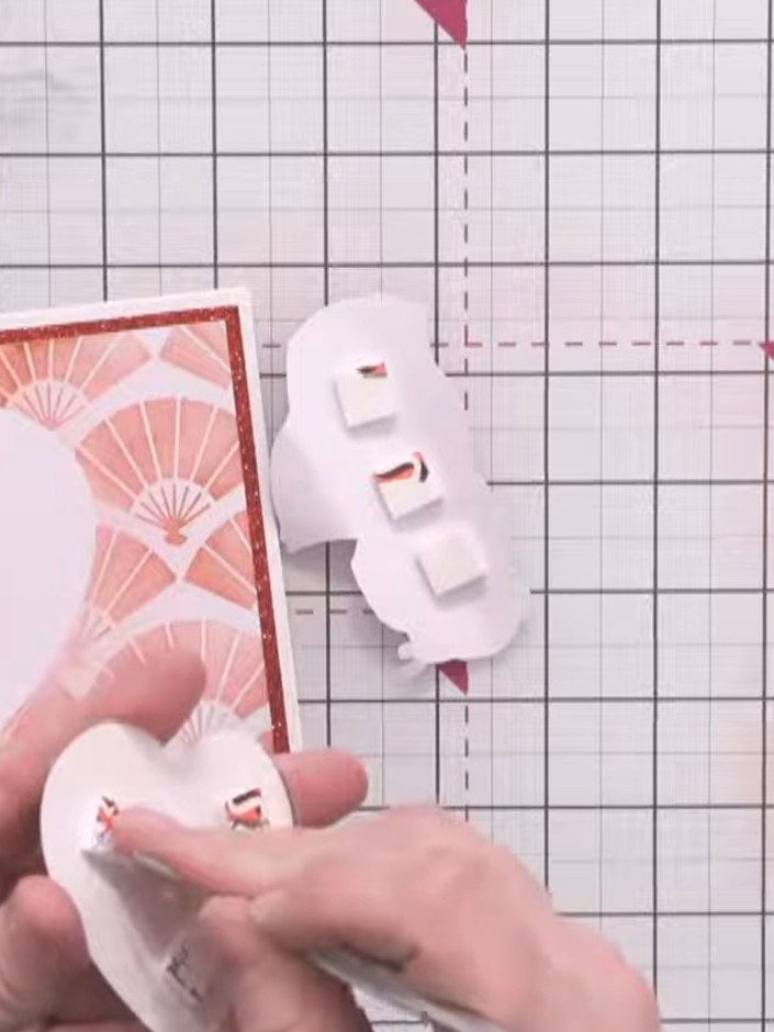 Step 16: Usa un punzón para colocar cojines de espuma (pads 3D) en la parte de atrás de las piezas blancas del personaje y del corazón troquelado con brillantina.