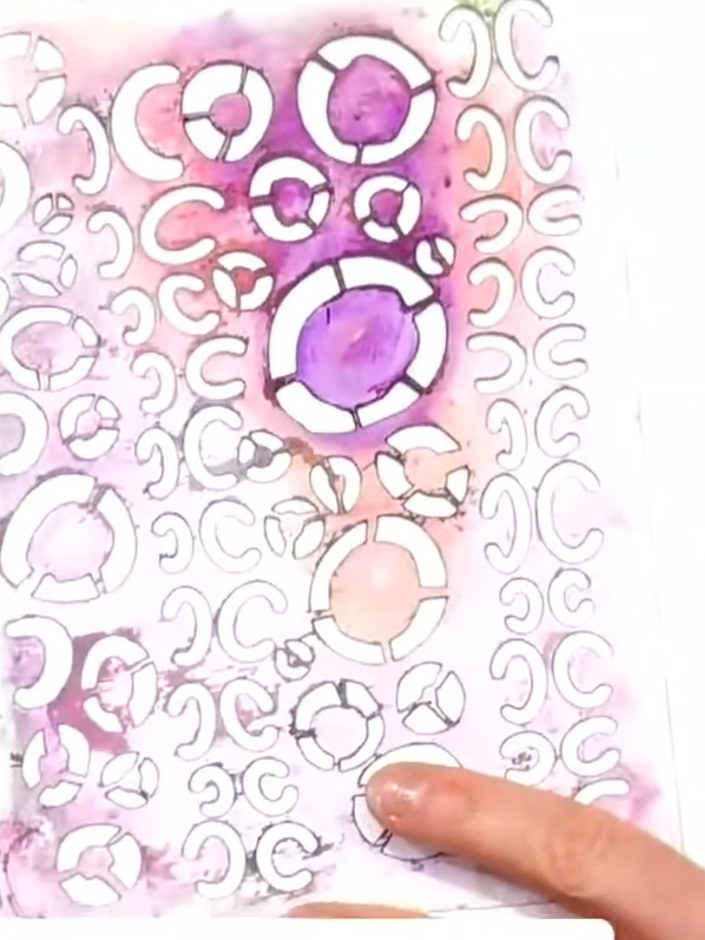 Step 6: Agrega más color con acuarelas o almohadillas de tinta para unificar la composición. Apply pink and purple to