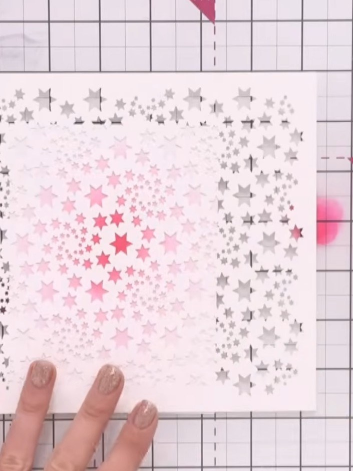 Tarjeta con fondo difuminado tipo halo y estrellas levantadas con esténcil - the finished project