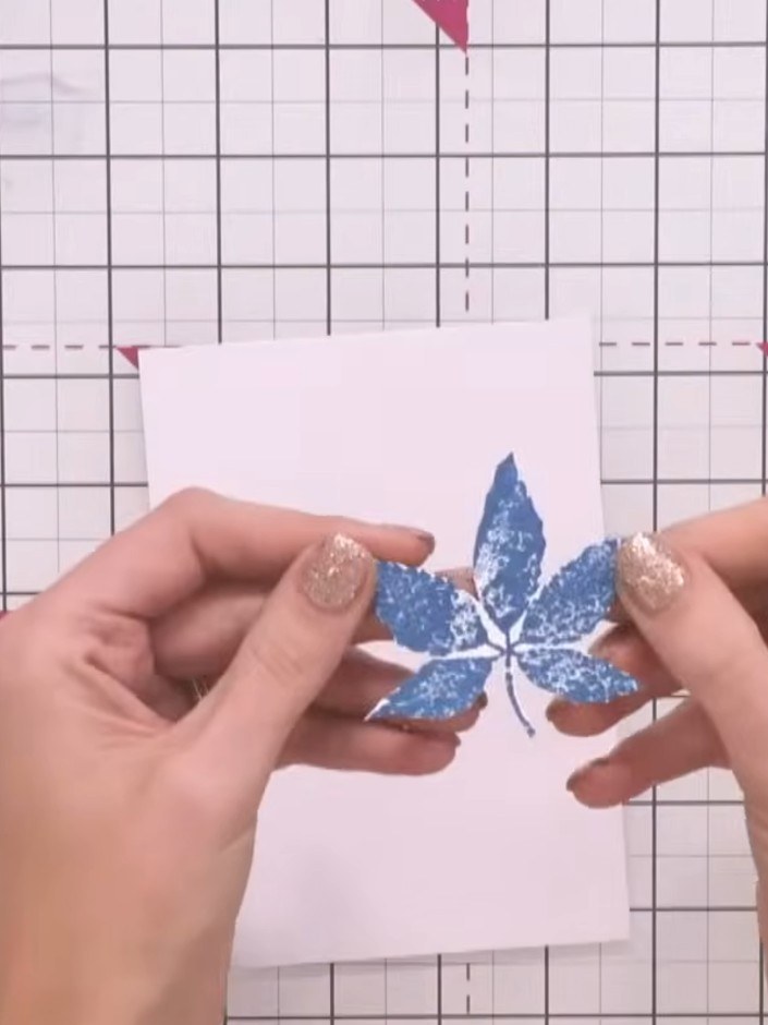 Step 1: Estampa la imagen que elijas sobre un retazo de cartulina con tinta de color. Position the stamp firmly and press down eve