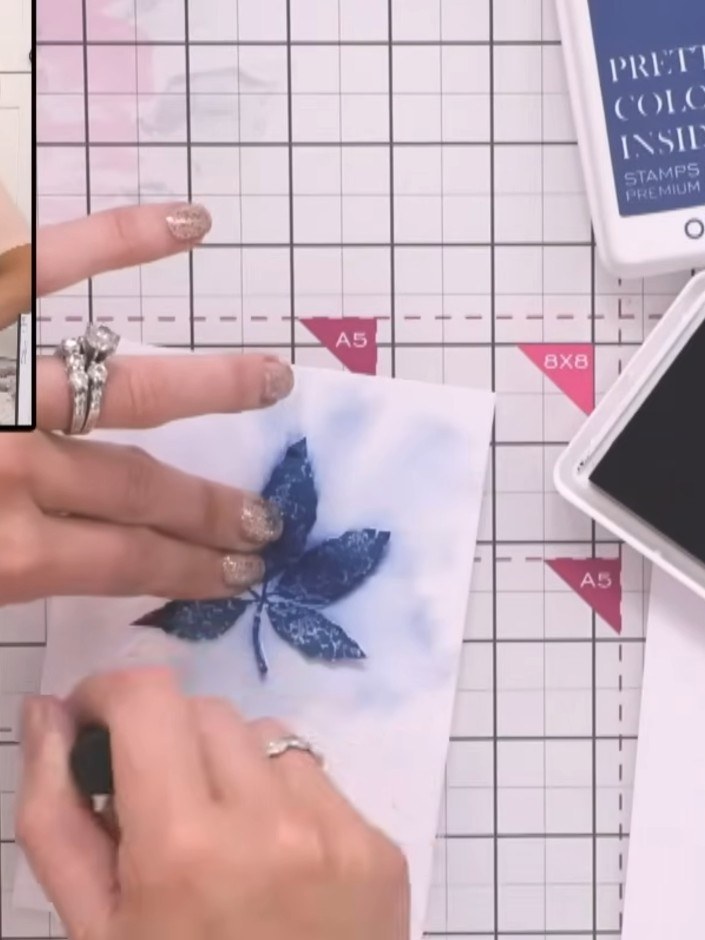 Step 2: Retira con cuidado la máscara de hoja para revelar el espacio en forma de hoja en el centro de tu diseño.