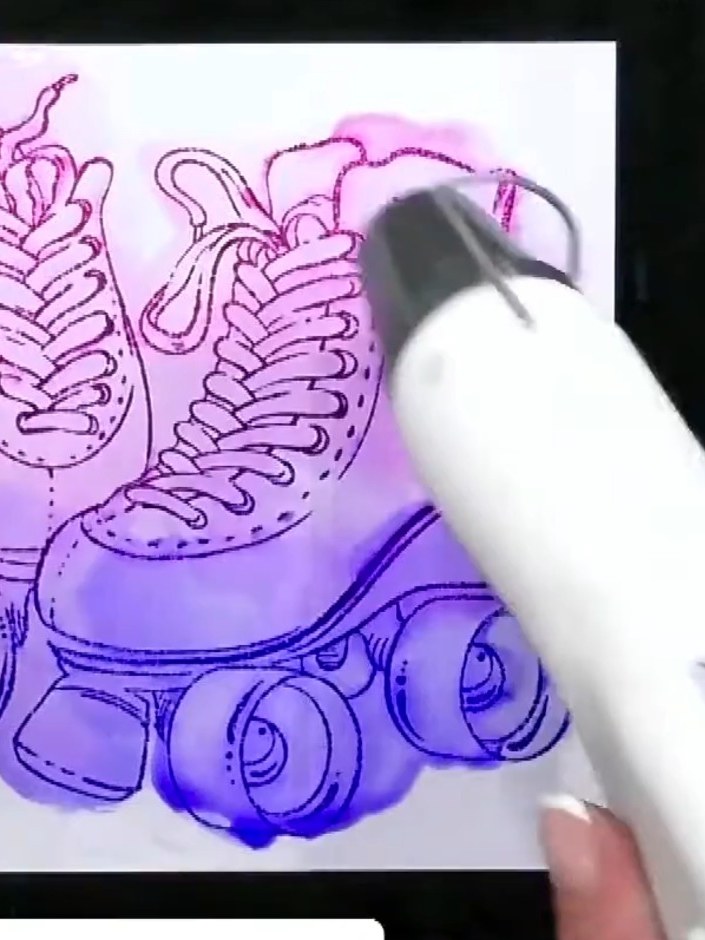 Step 6: Usa un bolígrafo de gel blanco o un marcador acrílico para agregar brillos a las ruedas y al freno de los patines.