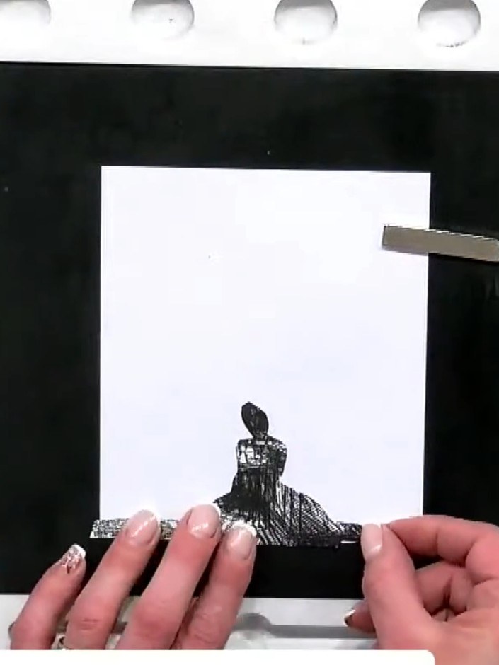 Step 2: Recorta con cuidado la figura de la máscara de papel bond con unas tijeras o un cúter de precisión.
