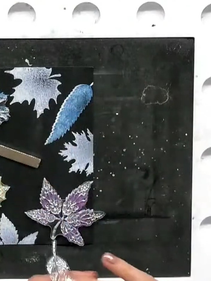 Step 5: Recorta tu panel estampado a la medida y móntalo sobre una tarjeta base negra para terminar tu tarjeta.
