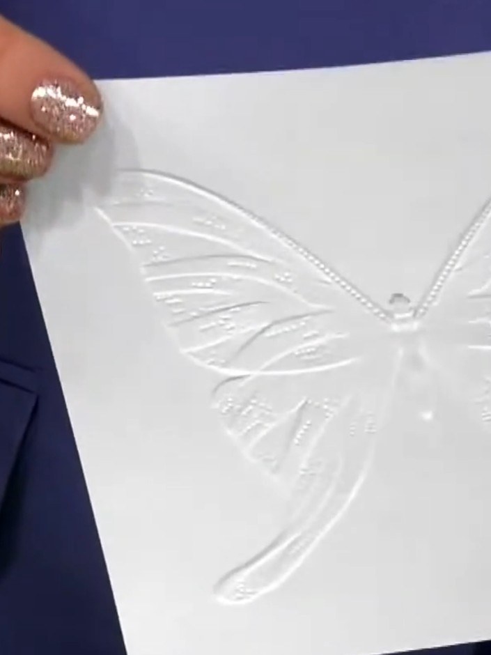 Step 4: Troquela la mariposa del papel con embossing usando el troquel coordinado. The embossed design on the bac