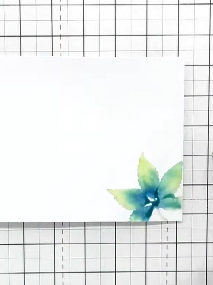 Step 3: Rocía el sello entintado con agua para crear un efecto de acuarela corrida. The water will cause the ink colours to