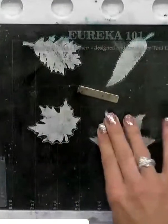 Step 4: Deja que las hojas blancas con embossing se sequen por completo antes de pasar al siguiente paso.