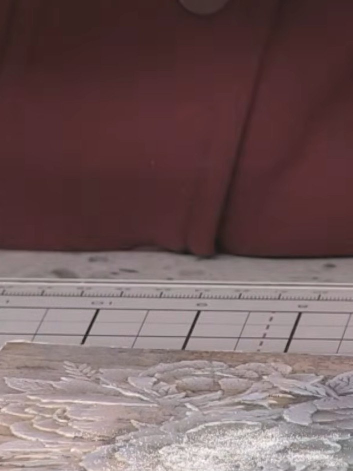 Step 3: Streu irisierendes Embossingpulver in die Mitte der geprägten Blüten und Blätter – das sorgt für glitzernde Akzente.
