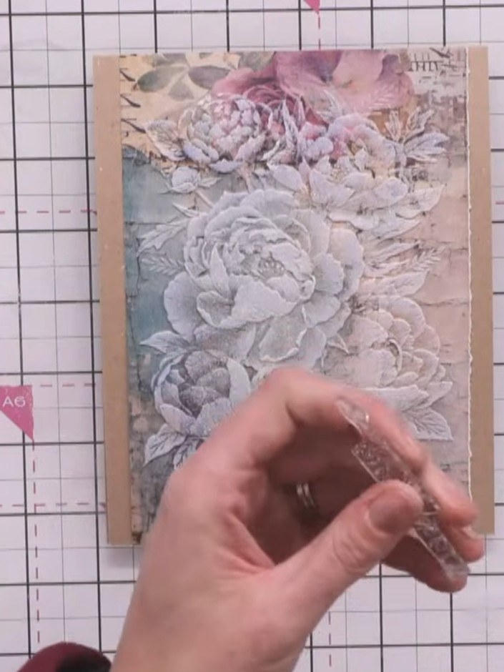 Step 6: Stempel einen Spruch mit klebriger Embossing-Stempelfarbe auf ein separates Stück Cardstock. Position the stamp where des