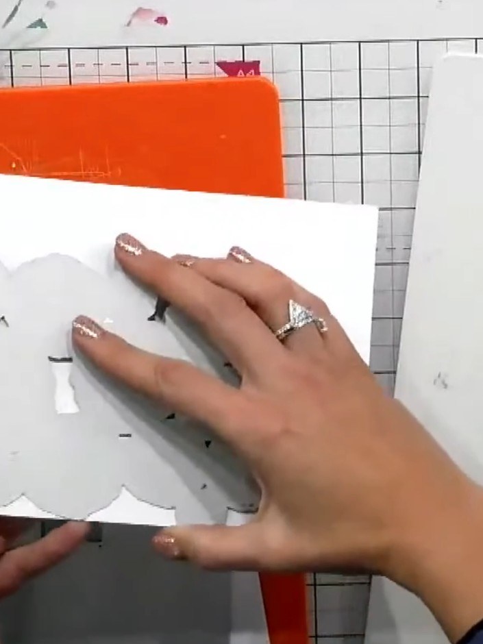 Step 1: Pasa el troquel oak slice por tu máquina troqueladora sobre cartulina blanca. Remove the die-cut pieces from the