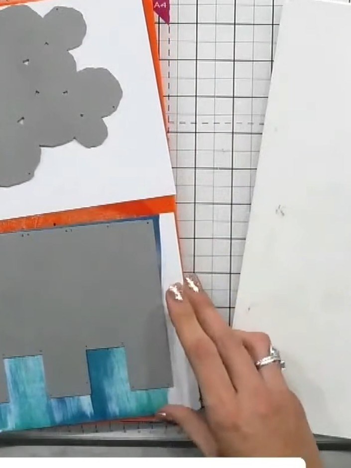 Step 5: Separa los elementos individuales del panel según lo necesites para tu diseño. Carefully separate the grey die-cut pieces 