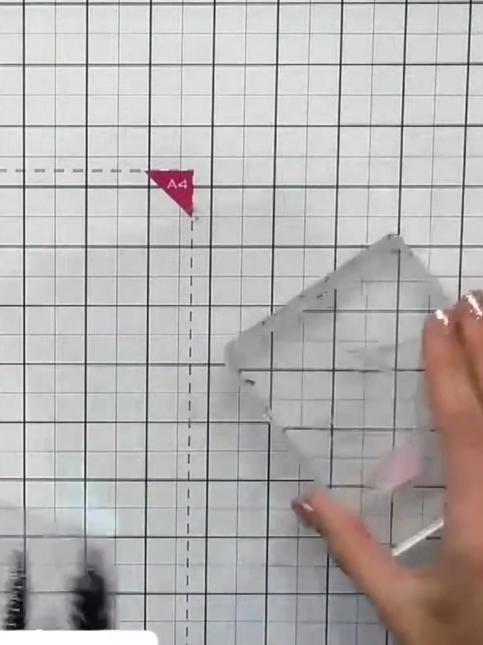 Step 1: Prepara tu tarjeta base con cartulina blanca o de color claro. Dóblala para crear una tarjeta base A5.