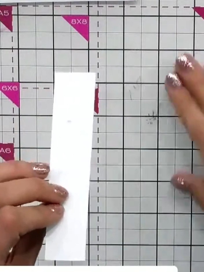 Step 2: Coloca el panel de hojas terminado sobre tu tarjeta base blanca y pégalo para completar el frente de la tarjeta.