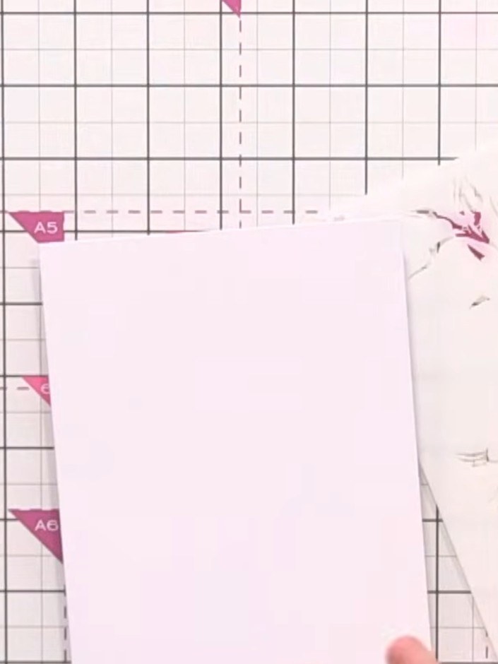 Step 1: Leg dir dein Rose Branch Schablonenset (nummeriert von 1-5) und ein Stück weißen Cardstock bereit. Place the card stock on yo