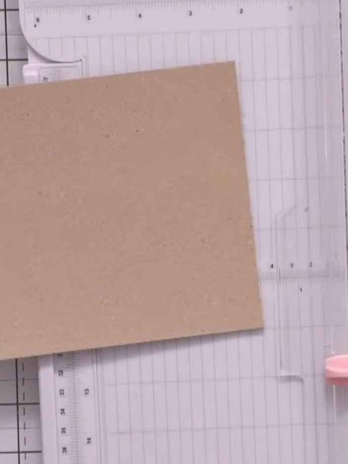 Step 1: Schneide ein Stück Cardstock in Kraftpapier-Optik in der Mitte durch – so erhältst du deine Kartenbasis im Format 5 x 7 inches.