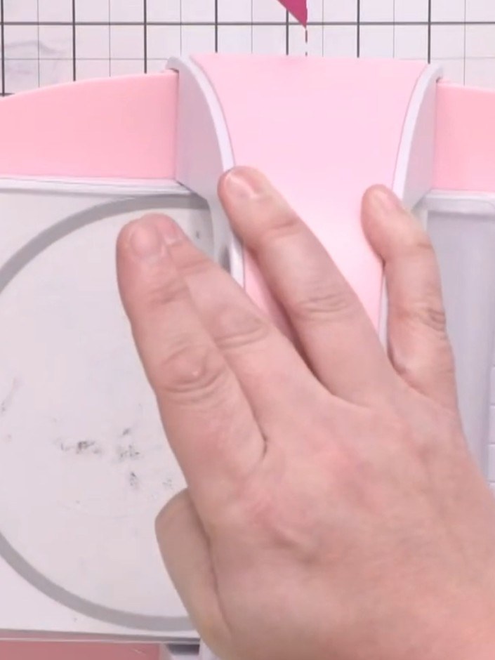 Step 2: Use a portable die-cutting machine to cut out the circular shape through both layers of the card blank. Positi