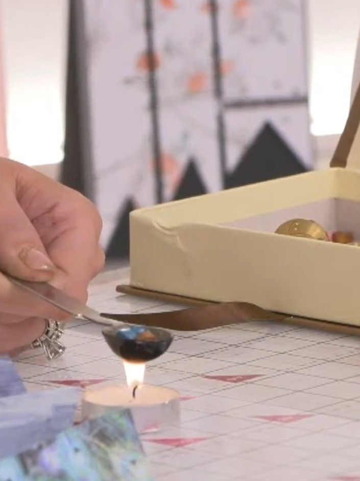 Step 2: Select your wax colours from your collection. You can use a single colour or mix two or more together for a bl