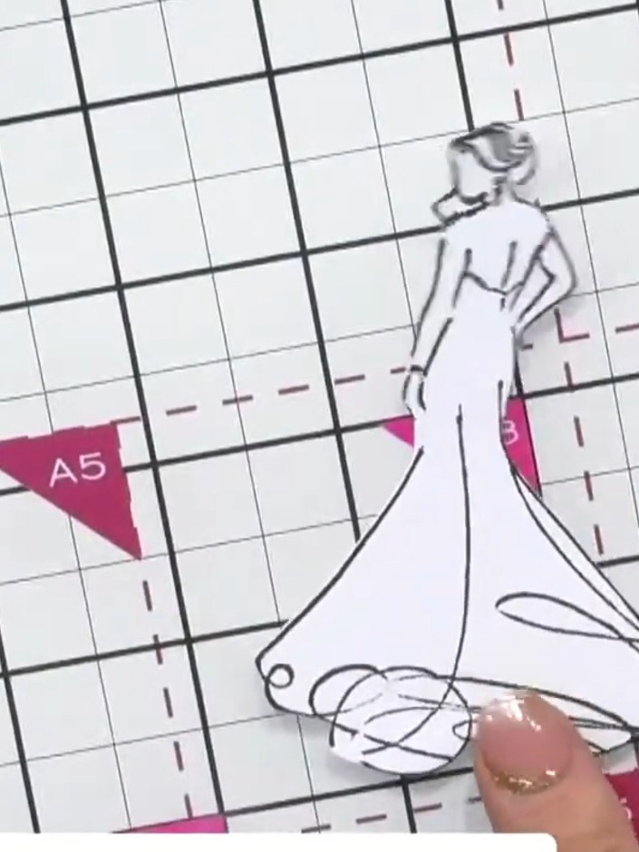Stap 1: Stempel de dame met zwarte inkt op wit karton met de stempel uit de kit.