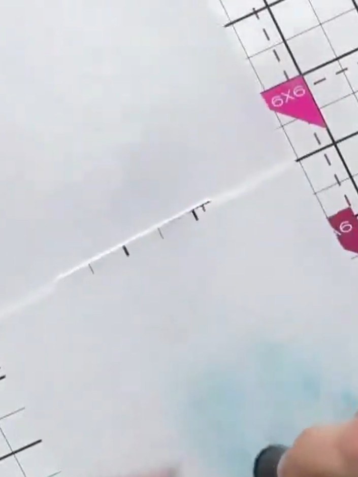 Stap 2: Breng met een spot brush gericht inkt aan in de uitsparingen van de embossingfolder. Dab the ink gently to bui
