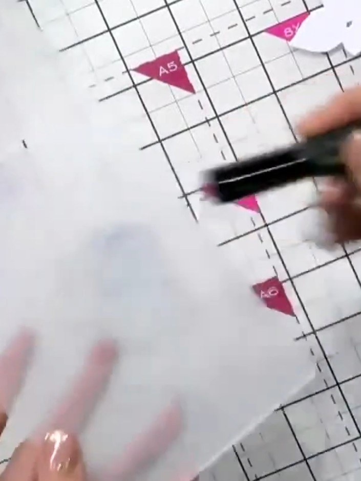 Stap 3: Apply ink to both sides of the embossing folder using an ink dauber or sponge. Dab the ink onto the folder sur