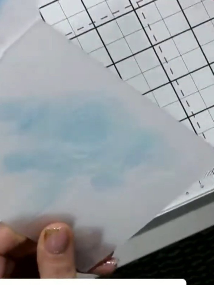 Stap 5: Run the embossing folder with your card through your personal embossing machine according to the manufacturer'