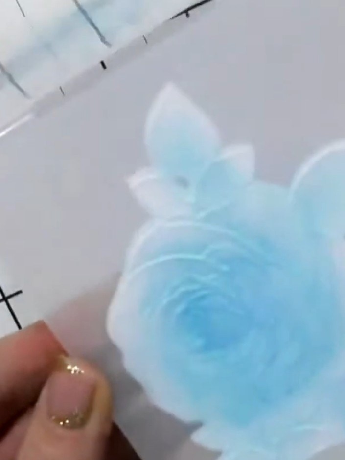 Stap 6: Carefully remove the embossed rose from the die-cutting machine. Admire the crisp 3D detail created by the emb