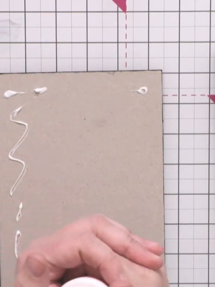 Step 2: Apply glue to the kraft board using a brush, spreading it thinly and evenly to avoid creating ripples in the c