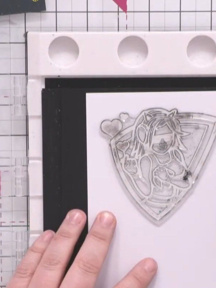 Passo 1: Stamp a large character image onto white card using black ink. Press firmly to ensure a crisp, clear impressio