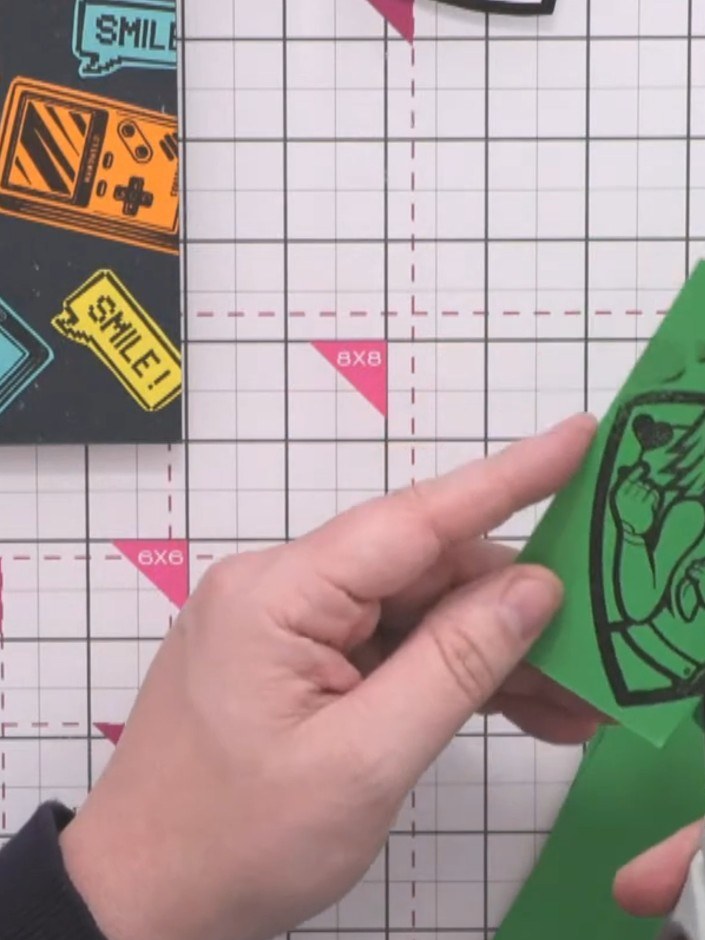 Passo 3: Carefully cut around all the intricate lines of the green dress section using scissors. Leave the rest of the 