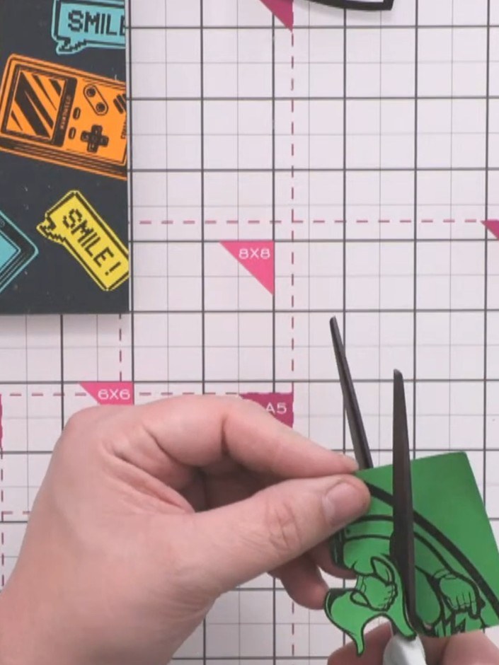 Passo 4: Cut out additional coloured pieces from the green patterned paper for other parts of the character design, suc