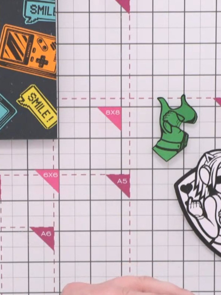Passo 5: Apply glue to the back of the green dress piece and position it back onto the main character image, aligning i