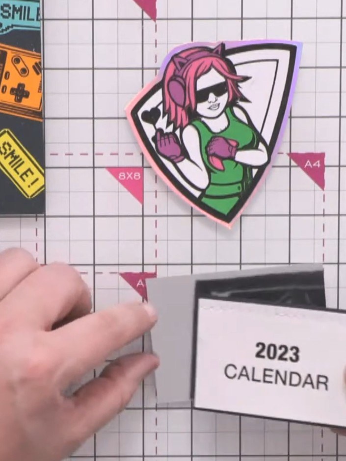 Passo 8: Apply foam pads to the back of your paper-pieced character. Position the character onto the black mirror board