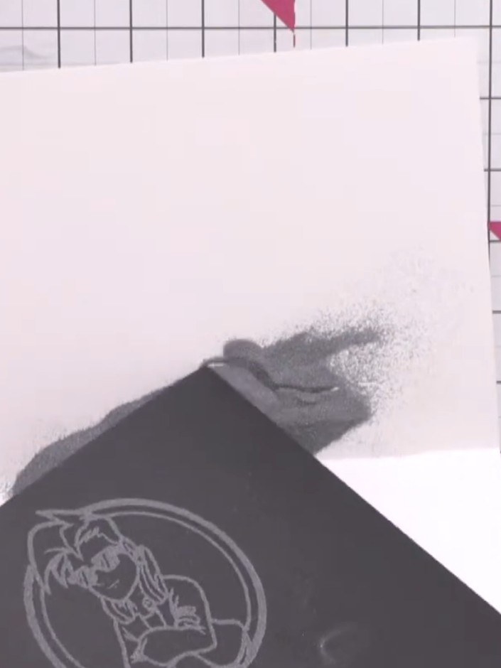 Passo 4: Tap off the excess embossing powder back into the pot to avoid waste and ensure a clean finish on your embosse